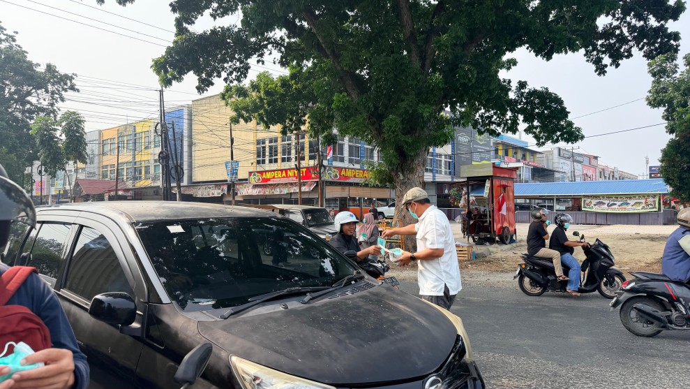 PWI Riau Berbagi Masker untuk Pengguna Jalan, Bentuk Kepedulian terhadap Kabut Asap di Pekanbaru