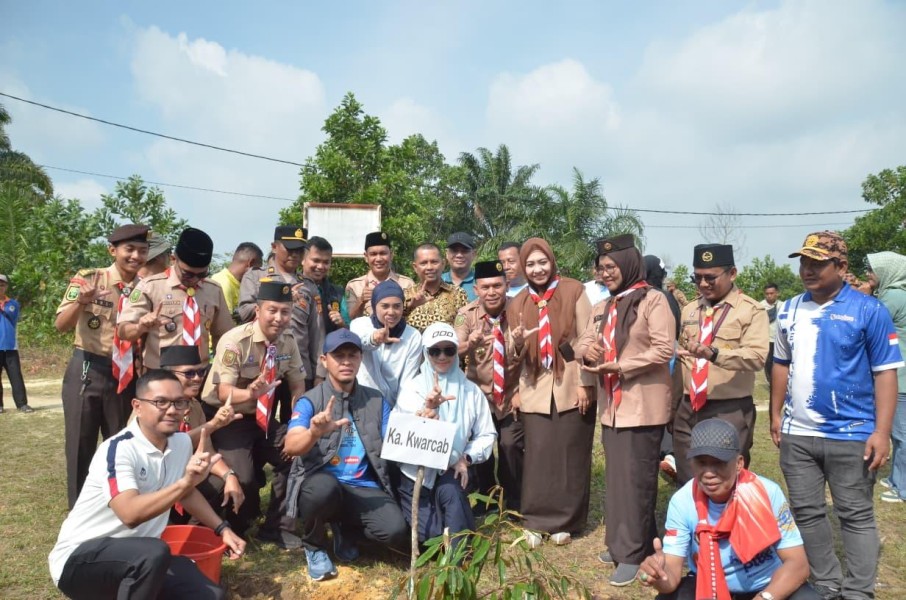 Cinta Lingkungan, Wako Pekanbaru Bersama Anak Pramuka dan Komunitas Sepatu Roda Tanam 1.000 Pohon