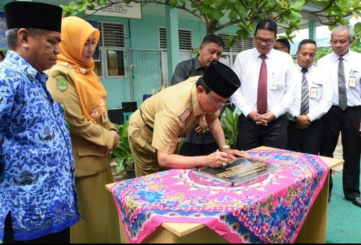 Bupati Inhil Resmikan Bantuan Labor Bahasa dari Bank Riau