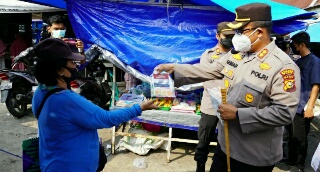 Blusukan di Pasar Pagi Kecamatan Tualang, Kapolres Siak Berikan Hadiah Pada yang Taat Prokes