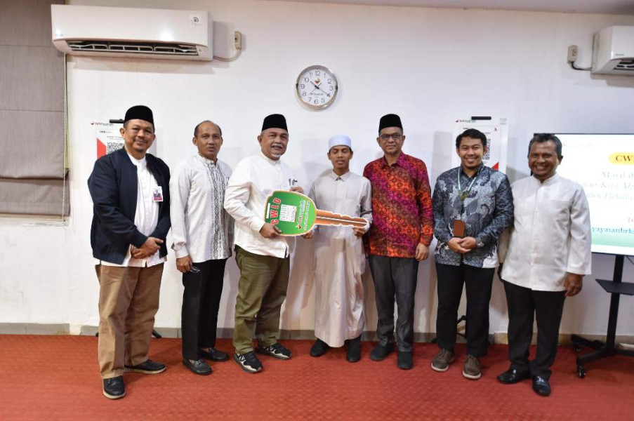 Ustadz Insan Kamil Da'i Desa Kabun Terima Sepeda Motor dari Program CWLD YBRKS