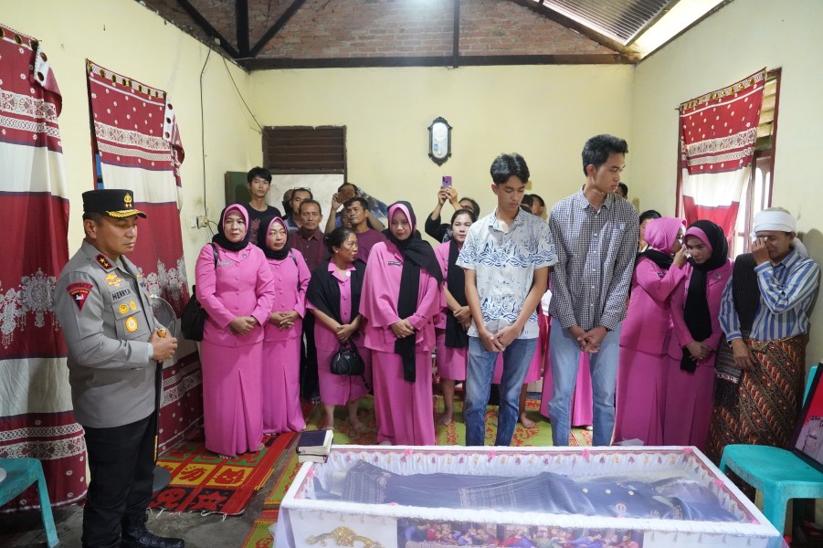 Kapolda Riau Hadir di Rumah Duka, Kenang Pengabdian Ipda Donald di Garis Depan Karhutla