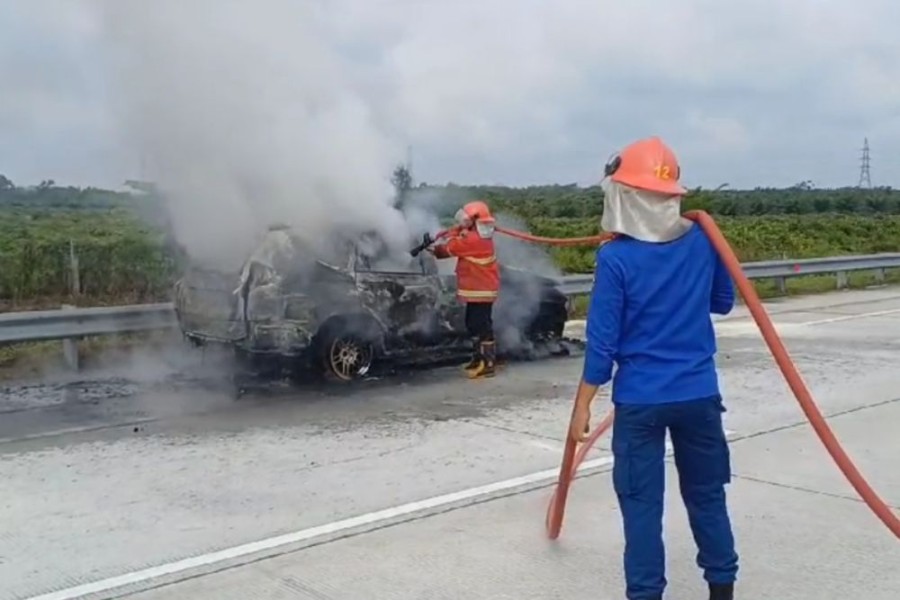 Pajero Warga Panam Pekanbaru Terbakar di Ruas Tol Bangkinang