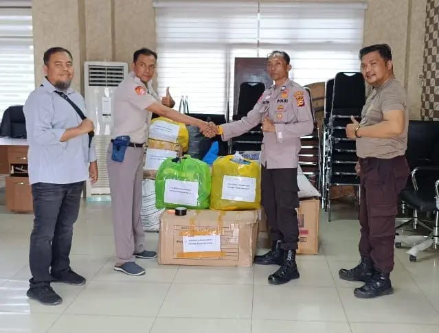 Polsek Tenayan Raya Kirim Bantuan Pakaian untuk Korban Banjir Bandang di Sumbar