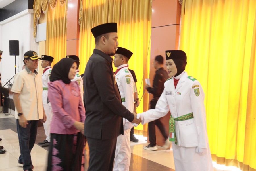 Siap Kibarkan Sang Merah Putih, Bupati Inhu Ade Agus Kukuhkan Paskibraka Inhu 2026