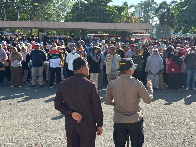 Bupati dan Kapolres Pimpin Goro Massal, SampahTeluk Kuantan Mulai Terurai