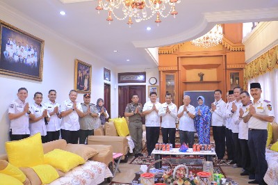 Dalam Suasana Penuh Keakraban, Mantan Gubri H Saleh Djasit Sambut Hangat Kunjungan Pj Walikota dan Jajaran