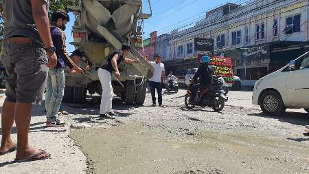 Ini Demi Kamu! Ada Cowok Kuras Kantong Pribadi Perbaiki Jalan Rusak di Pekanbaru, Agar Kamu Nggak Jatuh Lagi