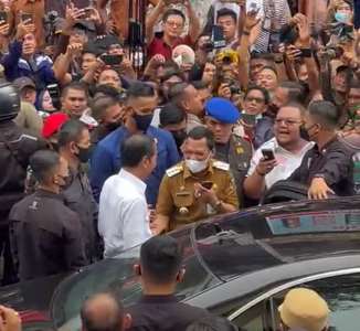 Masuk ke Pasar Bawah Pekanbaru, Emak-emak Histeris Panggil Jokowi 'Pak De'