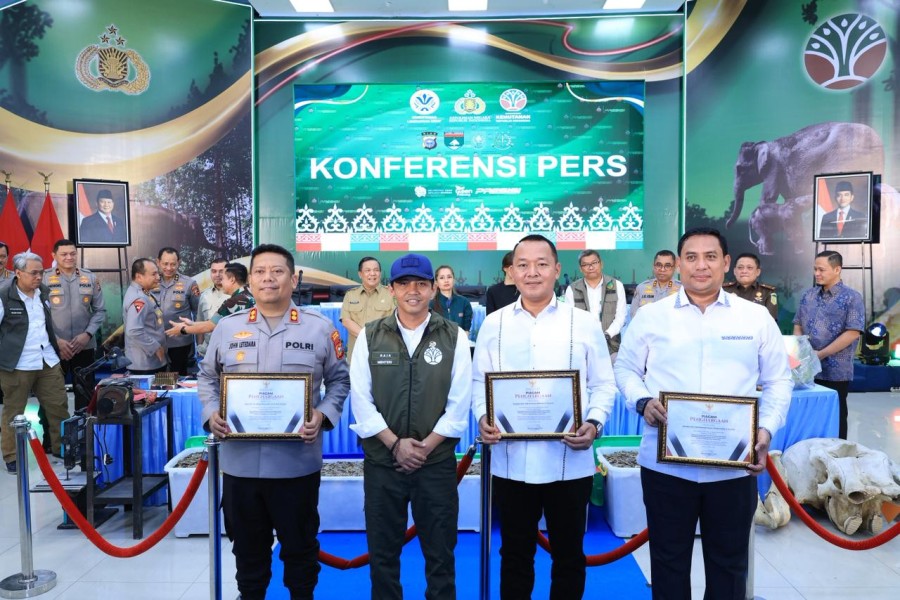 Apresiasi Polda Riau, Menhut Raja Juli Beri Penghargaan ke Ditreskrimum dan Ditreskrimsus