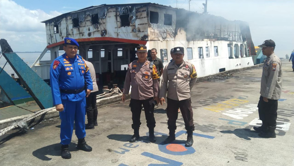 Kapal Roro Sedang Bersandar di Pelabuhan BUMD Bengkalis Dilalap Api