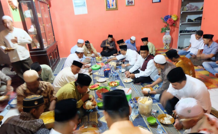 Pertahankan Tradisi Kampung,Wahid Makan Berisila dengan Masyarakat