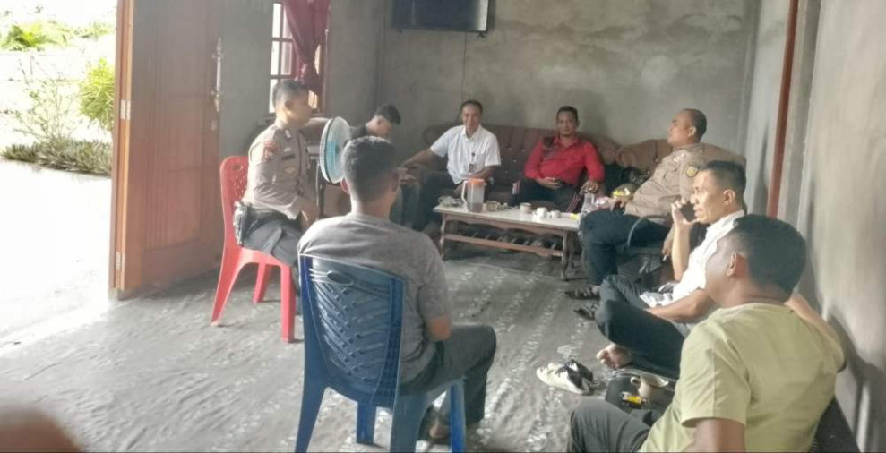 Sambangi Desa Teluk Jira, Polsek Tempuling Ajak Masyarakat Jaga Situasi Kondusif Pilkada 2024