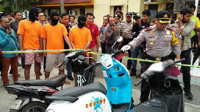 Polsek Tampan Berhasil Tangkap Tiga Pencuri Mobil Showroom