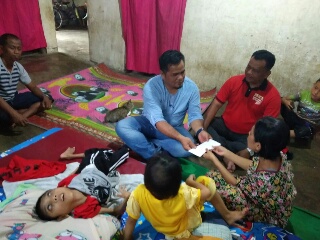 Prihatin Dengan Kondisi Bocah Malang, Track Kuansing Salurkan Bantuan