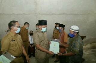 Pemkab Siak Serahkan 21 Taskin kepada Masyarakat