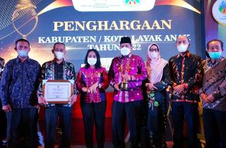 Satu-satunya dari Riau, Pemkab Siak Terima Anugerah Kabupaten Layak Anak Kategori Utama 