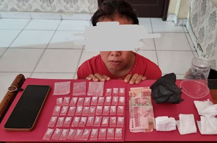 Sembunyikan 43 Paket Sabu di bawah Pohon Pisang, Polres Siak Amankan Wanita Paruh Baya 