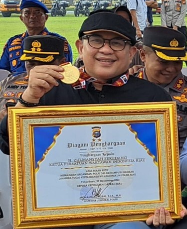 Ketua PWI Riau Terima Medali Penghargaan dari Kapolda Riau