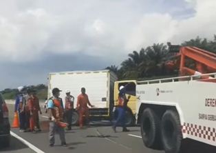 Pecah Ban dalam Kecepatan Tinggi, Mobil Box Tergelincir dan Terbalik di Tol