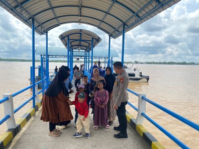 Polisi Minta Masyarakat Sekitar Pelabuhan Puri Tembilahan Datang ke TPS Gunakan Hak Pilih Pilkada