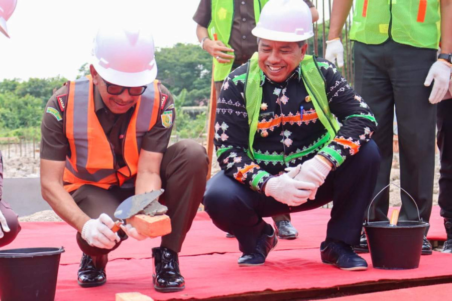 Kajati Riau Lakukan Peletakan Batu Pertama Pembangunan Gedung dan Dermaga Penyimpanan BB di Siak