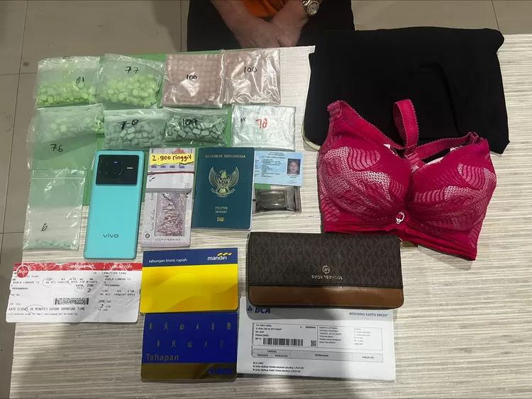 Dibawa dari Malaysia, Wanita Ini Ketahuan Selundupkan Pil Ekstasi di Bandara Pekanbaru