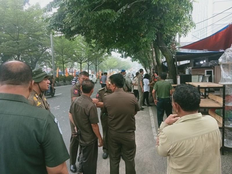 Trotoar Dijadikan Toko, 9 Lapak Mebel di Jalan Sudirman Pekanbaru Terancam Dibongkar