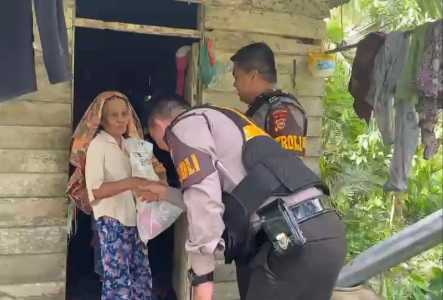 Tinggal Terpencil dalam Gubuk, Nenek Fatimah Tiba-Tiba Didatangi Personel Polda Riau