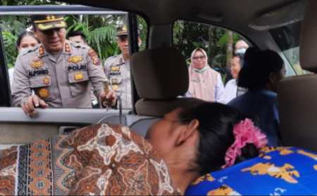 Wanita Paruh Baya Talang Mamak Penderita Katarak Peroleh Pengobatan Gratis dari Kapolres Inhu