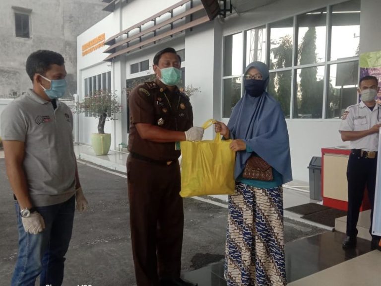 Kejari & PWI Berbagi Rejeki dengan Masyarakat Terdampak Covid-19