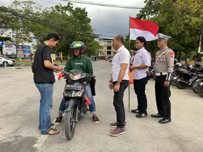 Peringati Kemerdekaan, Sat Intelkam Polres Inhil dan Mahasiswa Bagikan Bendera ke Pengguna Jalan