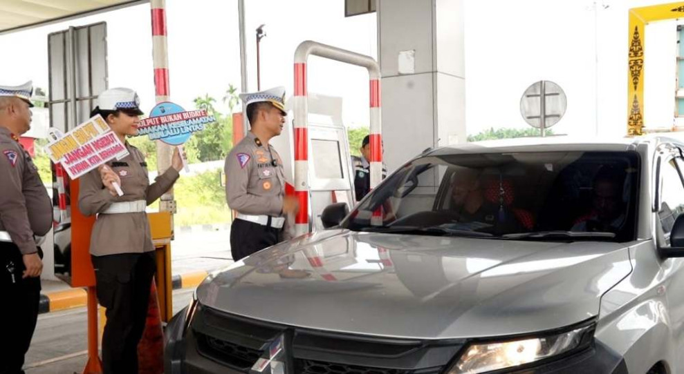 Ditlantas Polda Riau Gelar Kampanye Keselamatan dan Cooling System Pilkada di Gerbang Tol Permai