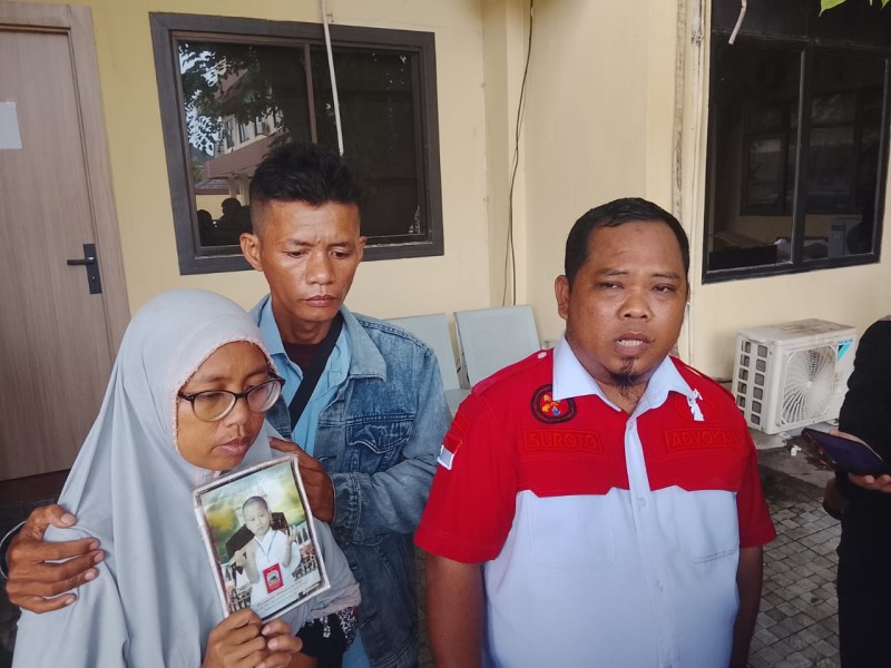 Sambil Membawa Foto Anaknya, Orangtua Korban Bullying di SD Pekanbaru Buat Laporan Polisi