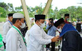 107 Jemaah Calon Haji Kabupaten Siak Dilepas Oleh Wabup Husni Merza