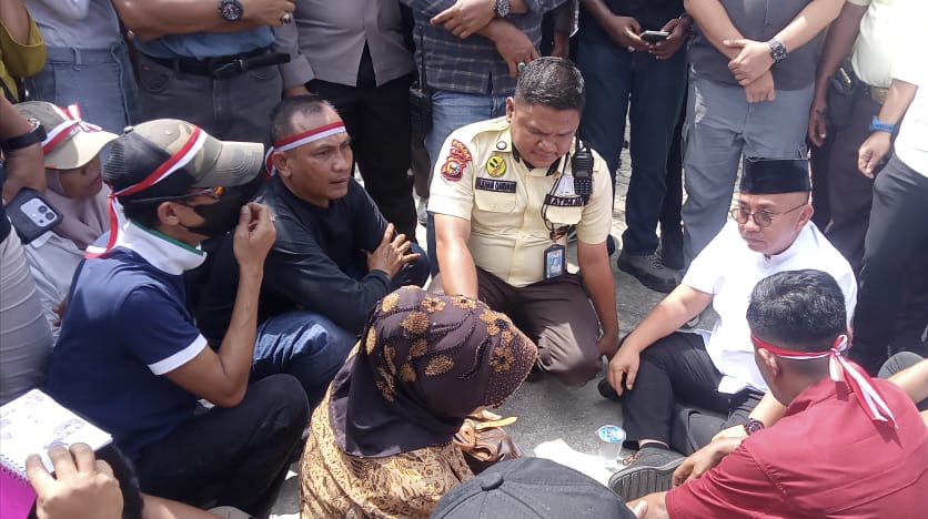 Diduga Ada Kongkalikong Terkait Sengketa Lahan, Ratusan Warga Demo BPN Pekanbaru