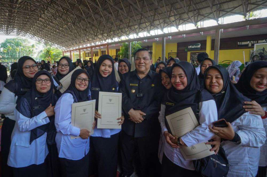 Ratusan Guru Terharu Terima SK PPPK Langsung dari Tangan Pj Gubri SF Hariyanto