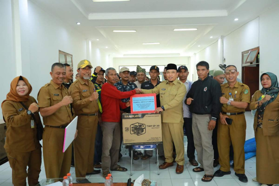 Dukung Program Ketahanan Pangan Nasional, Husni Merza Serahkan 75 Unit Pompa Air ke Petani