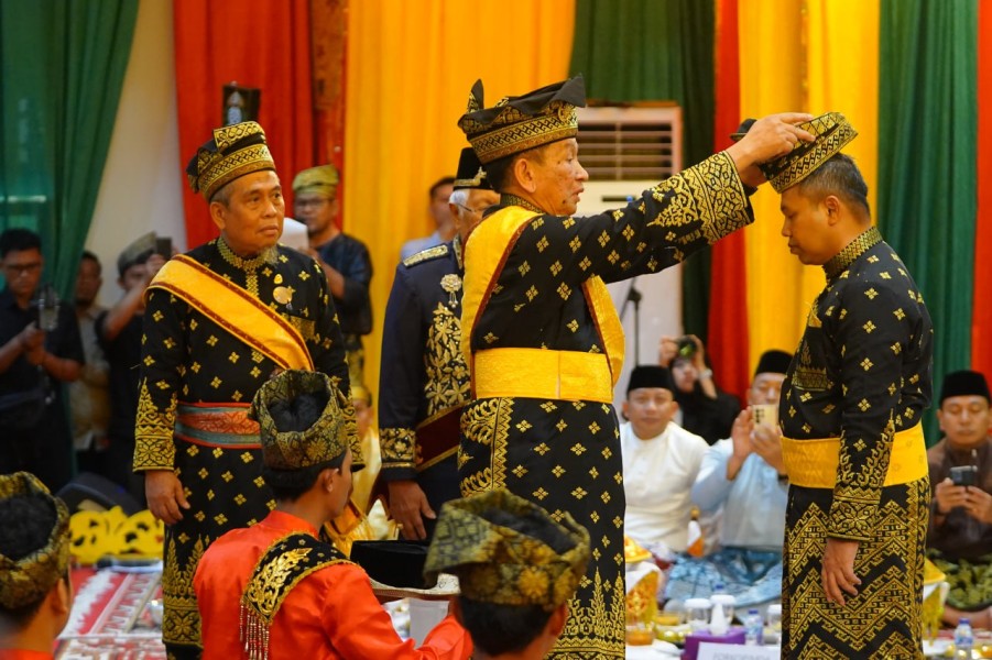 Bergelar Datuk Seri Setia Amanah, Gubri Abdul Wahid: Memimpin dengan keteladanan bukan kekuasaan