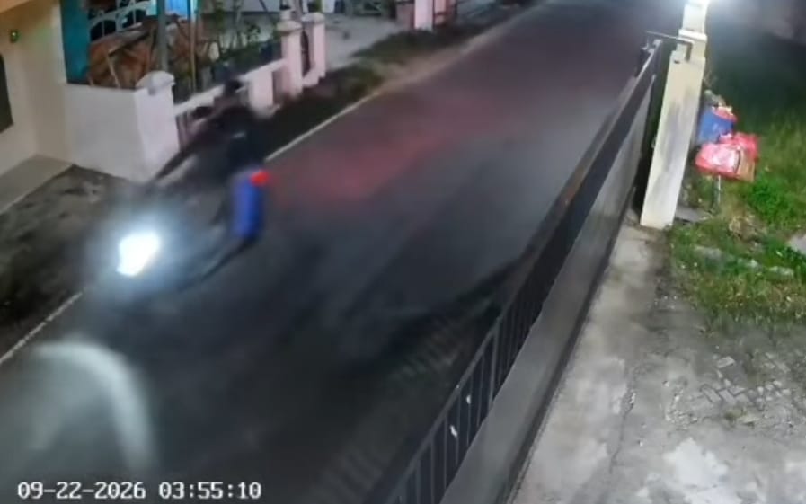 Aksi Brutal Terekam CCTV! Pelaku Bersenjata  Airsoftgun Gasak HP Warga Pekanbaru