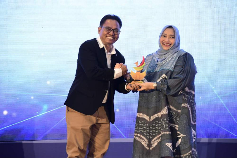 Dinilai Sukses Berikan Inovasi Pelayanan Terbaik, Media Online Anugerahi Kasmarni Penghargaan