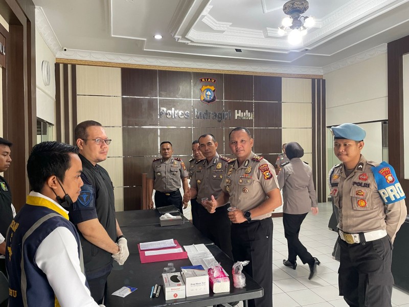 Kapolres Inhu Pimpin Tes Urine Massal Personel, Hasilnya Seluruhnya Negatif