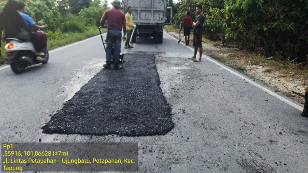 Sejumlah Jalan dan Jembatan Rusak Diperbaiki, Warga Doakan Gubri Wahid 2 Periode