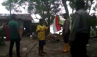 Polsek Tenayan Raya Berikan Bendera Merah Putih & Bantuan Sembako kepada Warga
