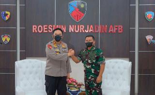 Irjen M Iqbal Mendapat Cinderamata Spesial Komandan Lanud RSN