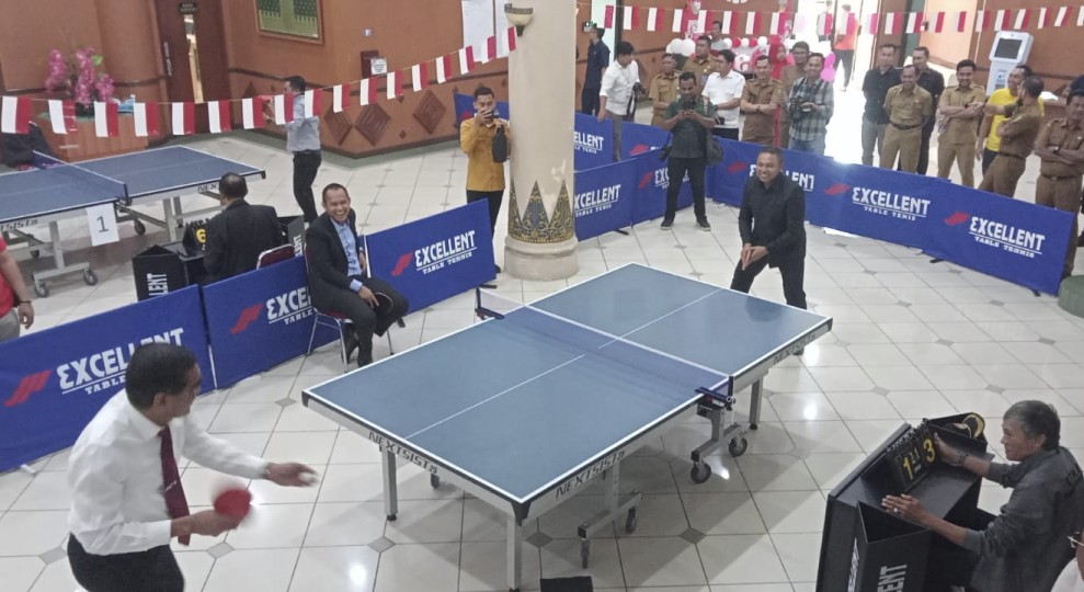 Meriahkan HUT RI ke-80, Gubernur Riau Adu Tenis Meja Lawan Pimpinan DPRD