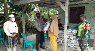Polsek Kerinci Kanan, Berikan Bansos kepada Masyarakat Terdampak Covid19 
