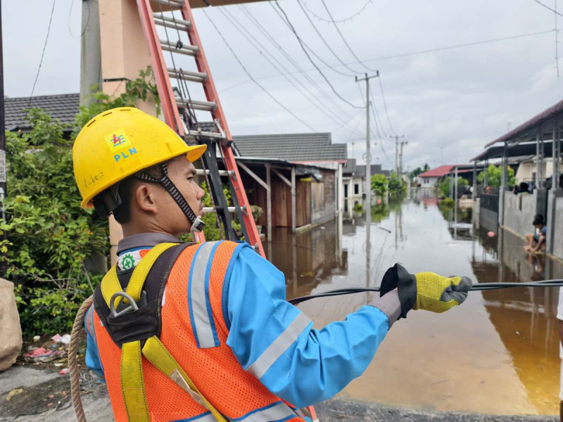 Gerak Cepat PLN Amankan Pasokan Listrik yang Terdampak Banjir di Pekanbaru Riau
