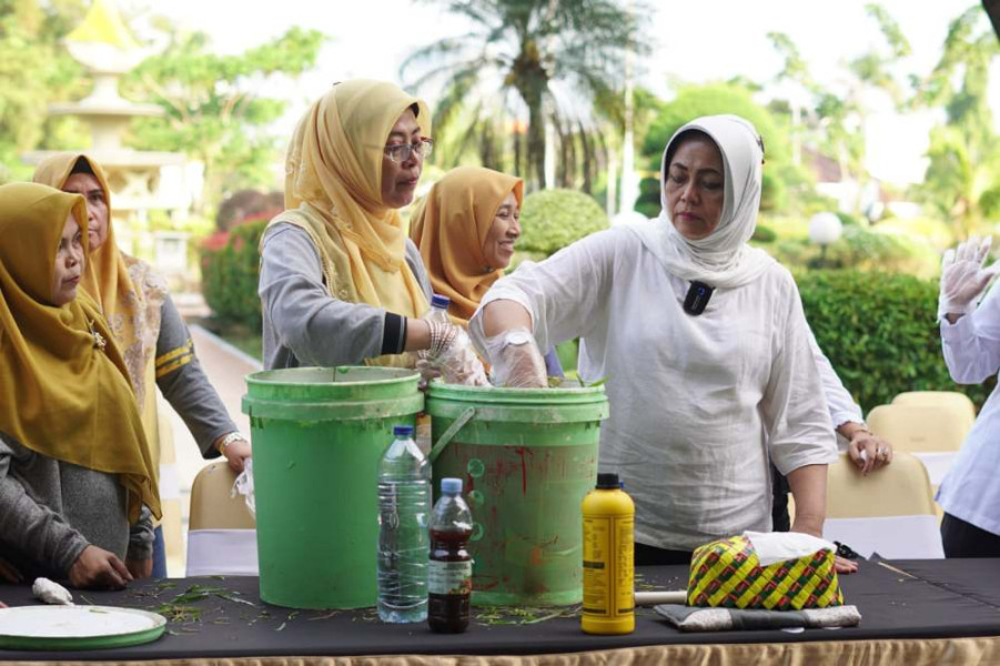 Ketua TP PKK Riau Ikuti Kegiatan Kompos Satu Negeri Bersama Iriana Jokowi