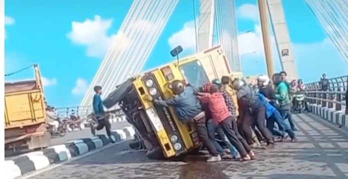 Kecelakaan Tunggal di Jembatan Siak IV, Kernet Truk Cold Diesel Tewas